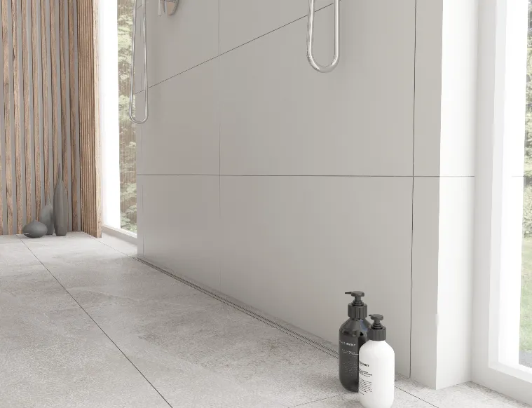 Visualisierung eines Badezimmers mit einer begehbaren Dusche, in dem ein 2 Meter langer Ultra Slim-Linearablauf eingesetzt wurde. 