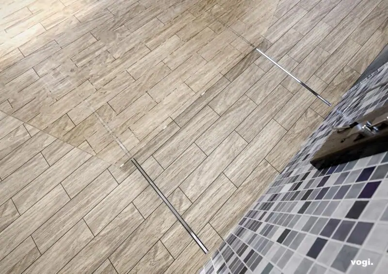 Bildunterschrift: Zwei ULTRA SLIM Abläufe, montiert im Boden einer begehbaren Dusche. (Foto: VOGI).