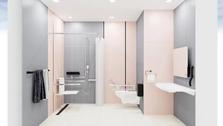 Visualisierung eines behinderten- und seniorengerechten Badezimmers mit Dusche und linearem Ablauf Duo Black.